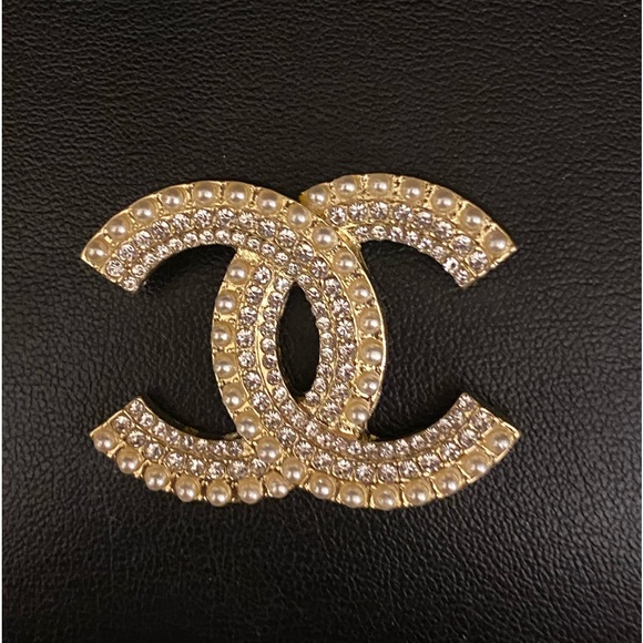 - Classic Double CC Pearled Brooch - Picture 10 of 15